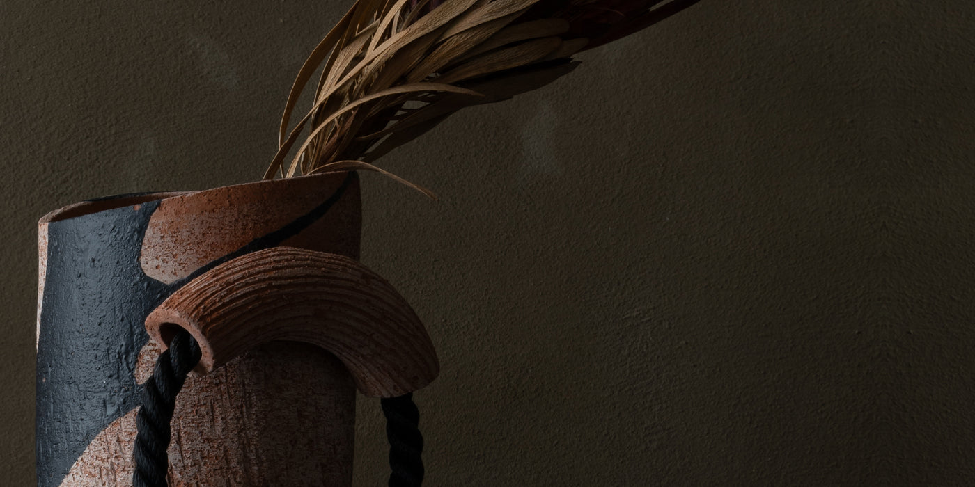 Vase en terre noir et ocre - Coutume Studio