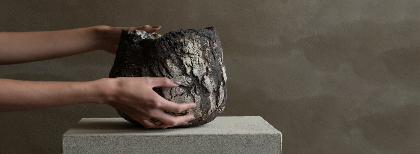 vase-terre-cuite-mains